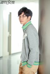 松坂桃李、私生活でもメガネ使用「勉三さんのようなやつ」