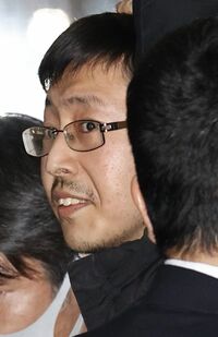 JR新大阪駅に到着したときの容疑者はうすら笑いでノーマスクだった（1月19日・共同通信）