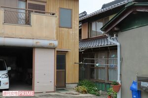 進さんが暮らした離れ（左側の建物）と、両親がいる母屋（右）は数十センチの近さ