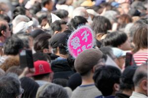 愛子さまの“推し活うちわ”も出現した天皇誕生日の一般参賀