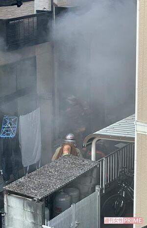 煙を吐き出し続ける田原春貴之容疑者の部屋(目撃者提供)