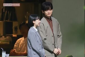 2026年8月4日、都内カフェの店先で芦田愛菜の隣にいたのは