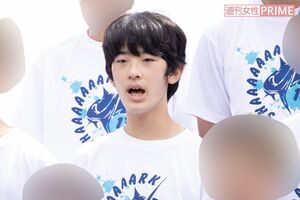 口を大きく開け、RADWIMPSの『なんでもないや』を歌唱される悠仁さま（来場者提供）