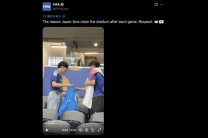 笑顔で掃除をする日本人サポーターたち(FIFA公式Xより)