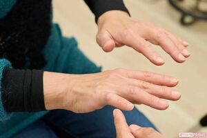 中高年女性が多く発症し、生活の質に支障をきたすこともあるというヘバーデン結節