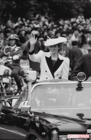 チャールズ皇太子(当時)と東京でパレードを行ったダイアナ妃(1986年)