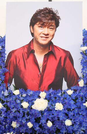 お気に入りの赤いシャツを着て、ほほえむ写真が遺影に選ばれた