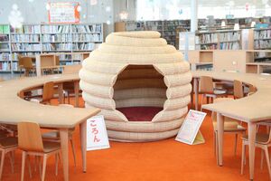 『ころん』では、ひとりで本を読んでもいいし、友達と入ってもいい