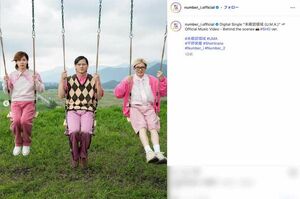 『未確認領域 (U.M.A.)』MVビハインドシーンの平野紫耀。7:3分けに銀縁眼鏡の姿と、若々しいスタイルにキメ顔姿のギャップが話題に（Number_i公式インスタグラムより）