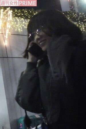 通話しながら会場へ向かう永野芽郁は半分、笑顔