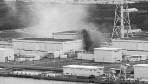 中越沖地震による火災で煙を上げる東電柏崎刈羽原発＝'07年7月（第九管区海上保安本部提供）