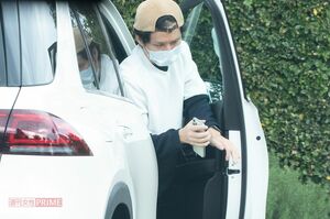 20年11月、子どもの送迎をする渡部建