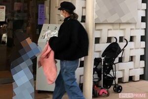 書店に入る若槻千夏