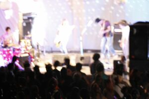 満員状態のライブハウス（画像はイメージです）