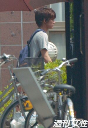 中山優馬、初主演映画撮影でスタッフと熱心に話し込む