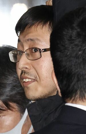 JR新大阪駅に到着したときの容疑者はうすら笑いでノーマスクだった(1月19日・共同通信)