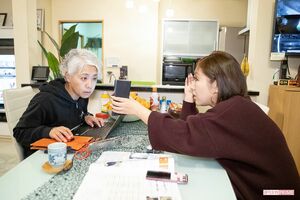 大伸ワークサポートの廣瀬社長と打ち合わせ。就職希望者とのやりとりを三宅さんに相談する場面も　撮影／伊藤和幸