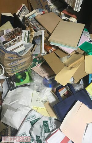 2月13日の地震を受け、筆者宅の本棚からは本がなだれおちた　撮影／ウネリウネラ