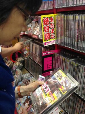疑わしいDVDの陳列棚。HRNの店舗調査は1年に及んだ