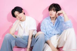 西山智樹（左）と前田大輔　撮影/矢島泰輔、スタイリング/大野紗也、衣装協力/（株）アンティローザ（https://auntierosa.com/）