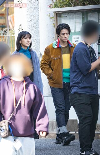 11月中旬、狭い歩道で通行人に注目されながら、ヒロイン役の黒島結菜とロケに臨んだ平野紫耀