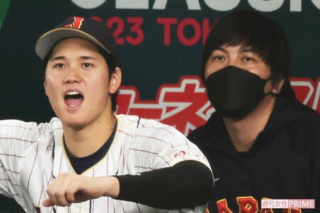 大谷翔平(左)と水原一平氏(2023年)