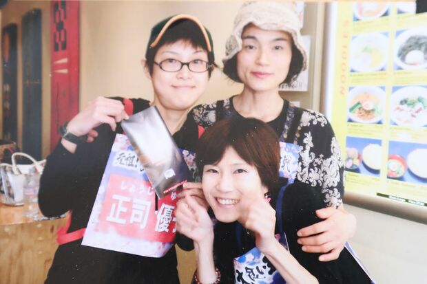 後列右が菅原さん、左が正司さん。「次は何が出るかな」などのおしゃべりが楽しかった