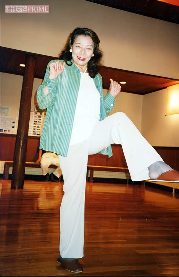 70代のときに脚を骨折。治療後、高く脚を上げて回復をアピールするおしゃれグランマさん　写真／本人提供