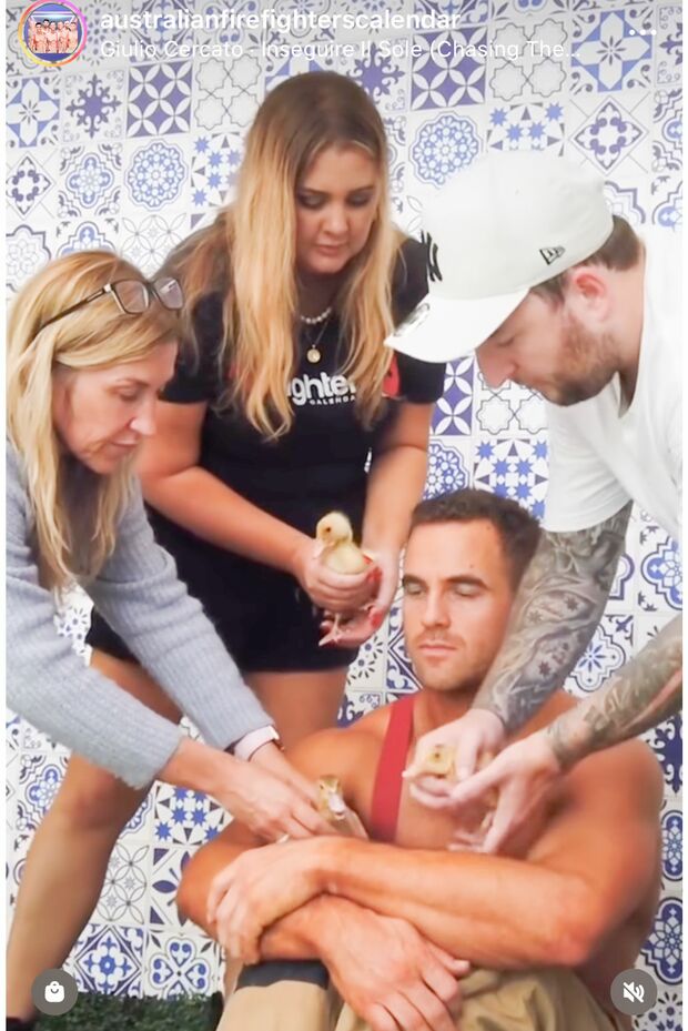 されるがままのマッチョの上に次々とアヒルが置かれる撮影現場