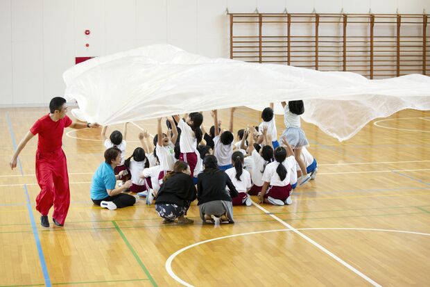 可児市立今渡南小学校で行った出張ワークショップ。生徒たちの頭上を和紙が生み出す柔らかな風が吹き抜け、思わず笑顔に