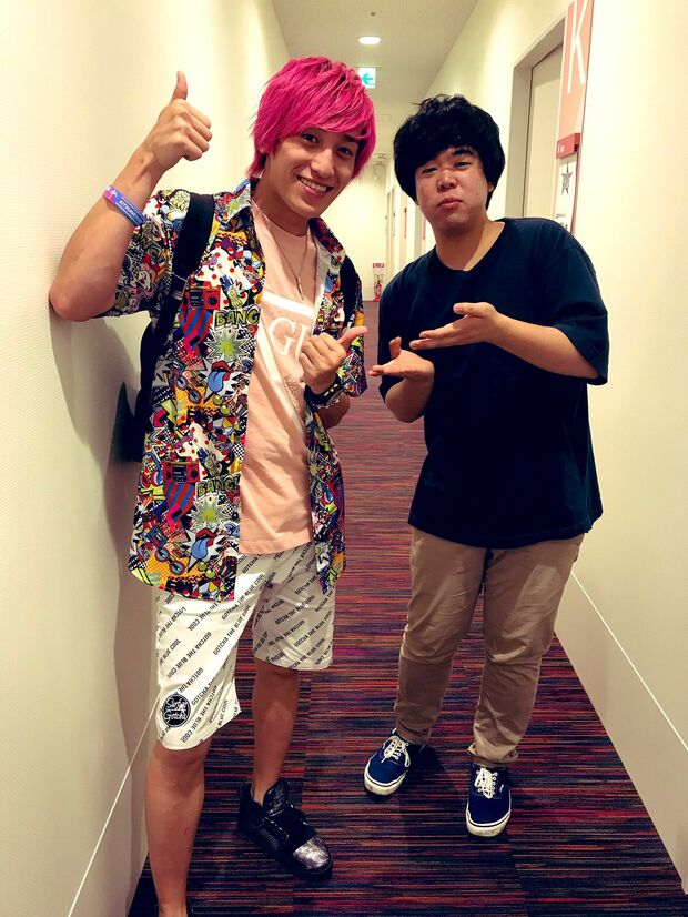 兼近は草薙との関係を『ファン歓喜の最若手マブコンビ』と表現。この日はロンドンハーツの収録が一緒だった模様（兼近のTwitterより）