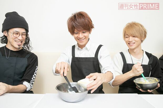 笑顔で料理するイケメンたちの良さ……