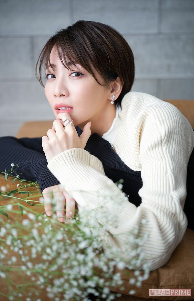 礼真琴　撮影／廣瀬靖士　ヘアメイク／赤松絵利（ESPER）　スタリイスト／細見佳代（ZENcreative）　衣装協力／VENDOMEAOYAMA（ヴァンドーム青山）、kengoKuma+MA,YU（ケンゴクマプラスマユ/ヴァンドームヤマダ）　撮影協力／PROPSNOW