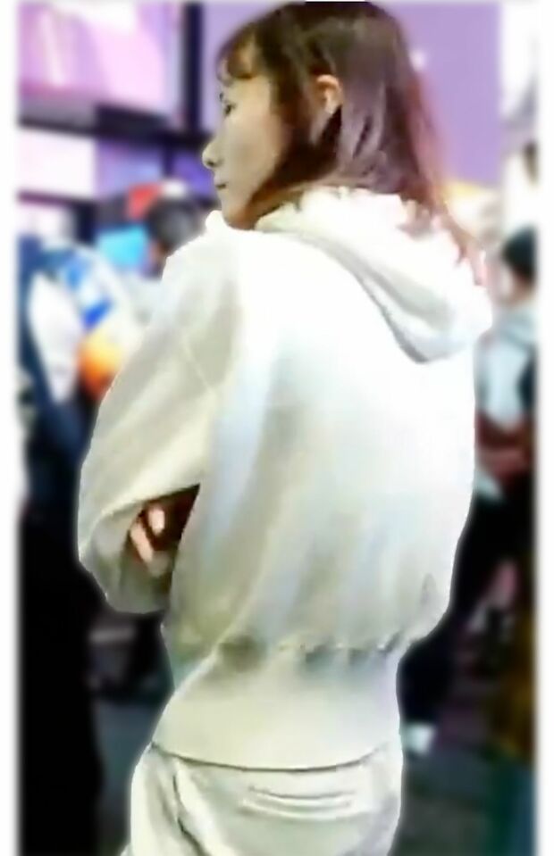 被害男性の傍らに立つ容疑者（Xより）