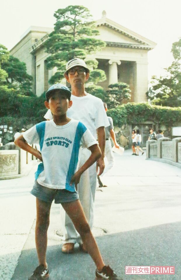 父親と一緒に仕事場で遊ぶほか、美術館や動物園に出かけることも多かったという