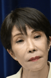 高市首相の頭にハエが止まる様子(撮影/JMPA)
