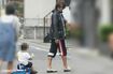 '09年、三輪車に乗る我が子をやさしく見つめる近藤真彦