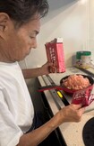 真剣な表情で、絶品カレーを作る加トちゃん 撮影/加藤綾菜
