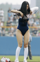 ヤクルト―DeNA戦でユニホームを脱ぎ、スクール水着姿で始球式を行ったタレントの壇蜜2/5（写真/共同通信社）