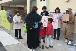 保育園前でストライキに参加する保育士らと応援する保護者（全国福祉保育労働組合・東海支部提供）