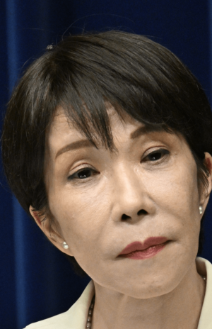 高市首相の頭にハエが止まる様子（撮影／JMPA）