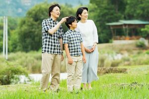 ブータンでは父子でおそろいのチェックシャツをお召しに（'19年8月）