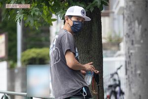 愛犬の散歩をする木村拓哉（2021年8月）