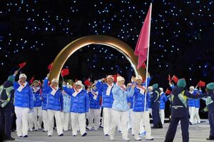 ミラノ・コルティナ五輪の開会式で行進する中国代表選手団（代表撮影）