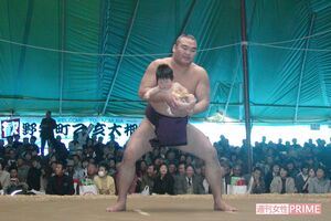 赤ちゃんを抱っこして土俵に上がる高見盛（現・振分親方）