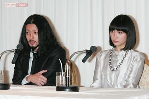 2007年12月、結婚会見を開いたオダギリジョーと香椎由宇