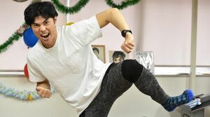インタビュー中に自身の持ちネタである「そんなの関係ねぇ！」を披露した小島よしお（筆者撮影）／東洋経済オンライン