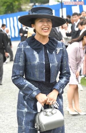 園遊会では、多くの招待者に声をかけ朗らかに労をねぎらわれる承子さま（'16年4月）