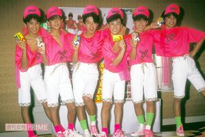 1989年3月、SMAPが初のCM出演。右から3人目が中居正広