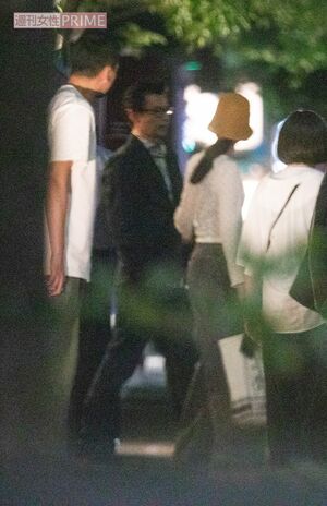 イ・ジェハン監督の手を引く新木優子